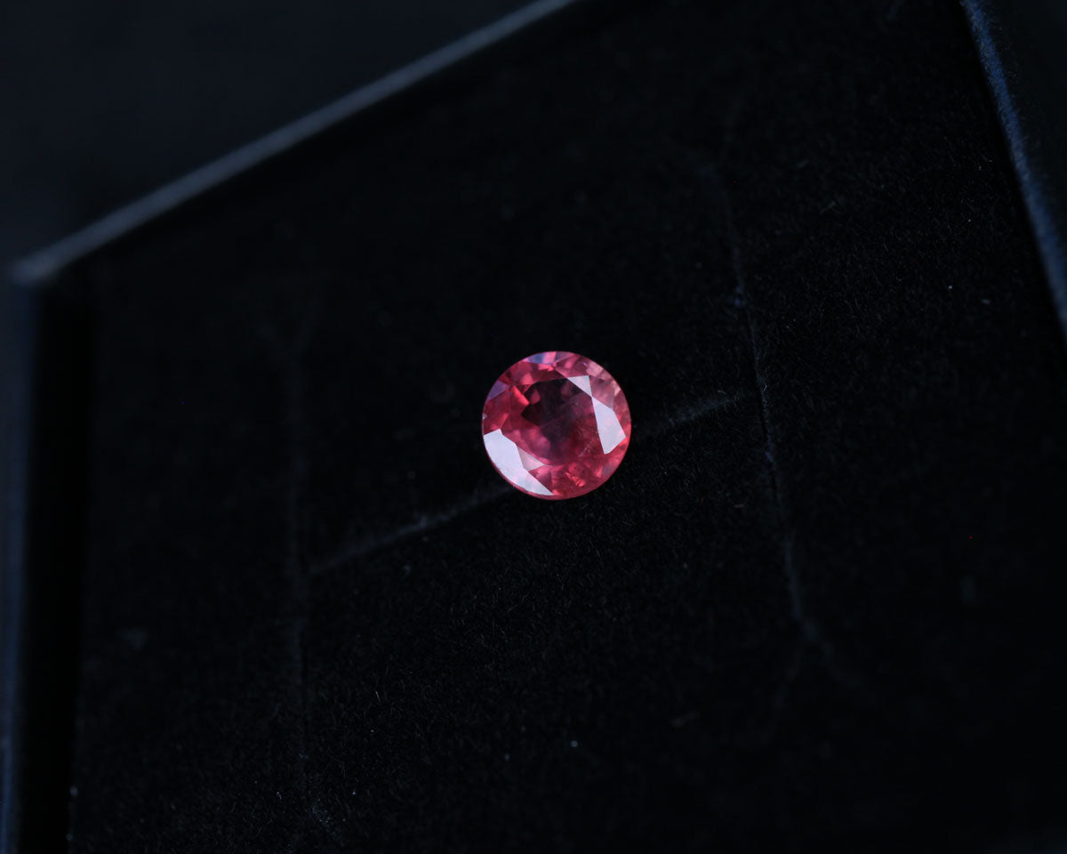 Ruby round 5.7 mm 0.86 ct