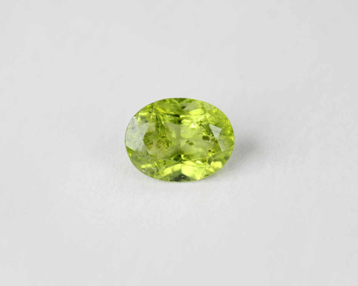Peridot oval 9 mm 2,1 ct