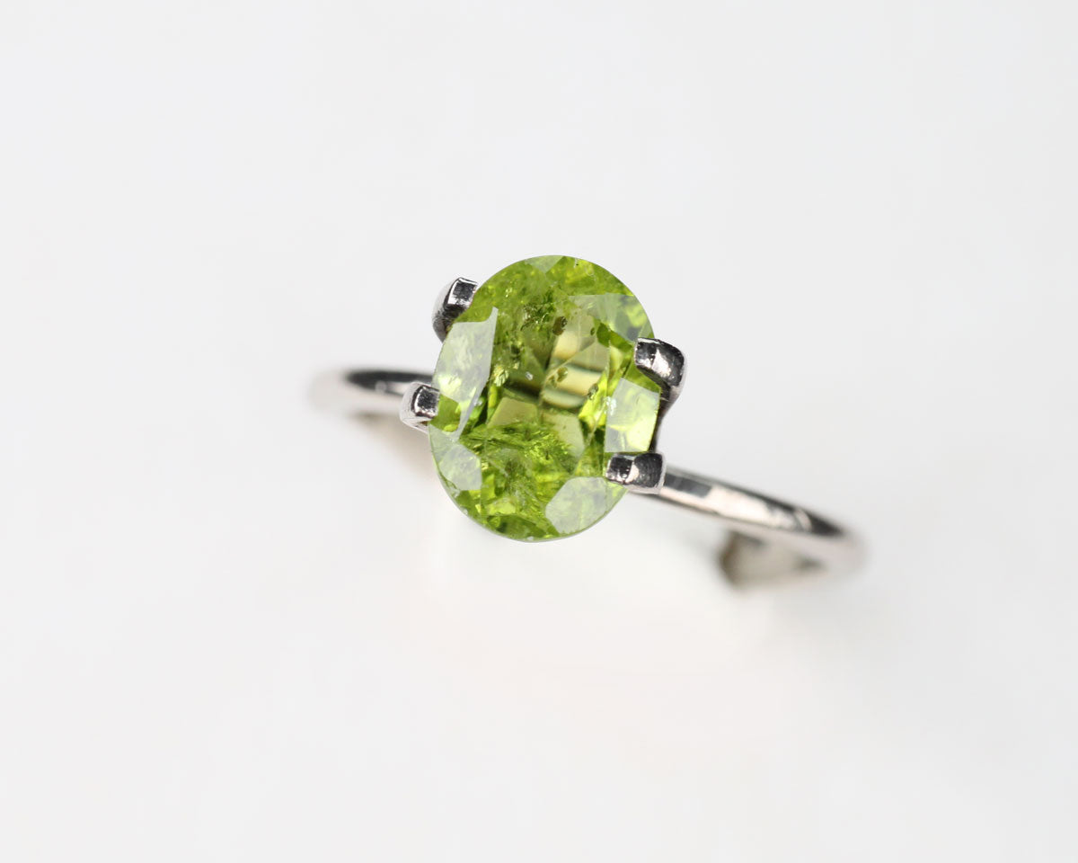 Peridot oval 9 mm 2,1 ct