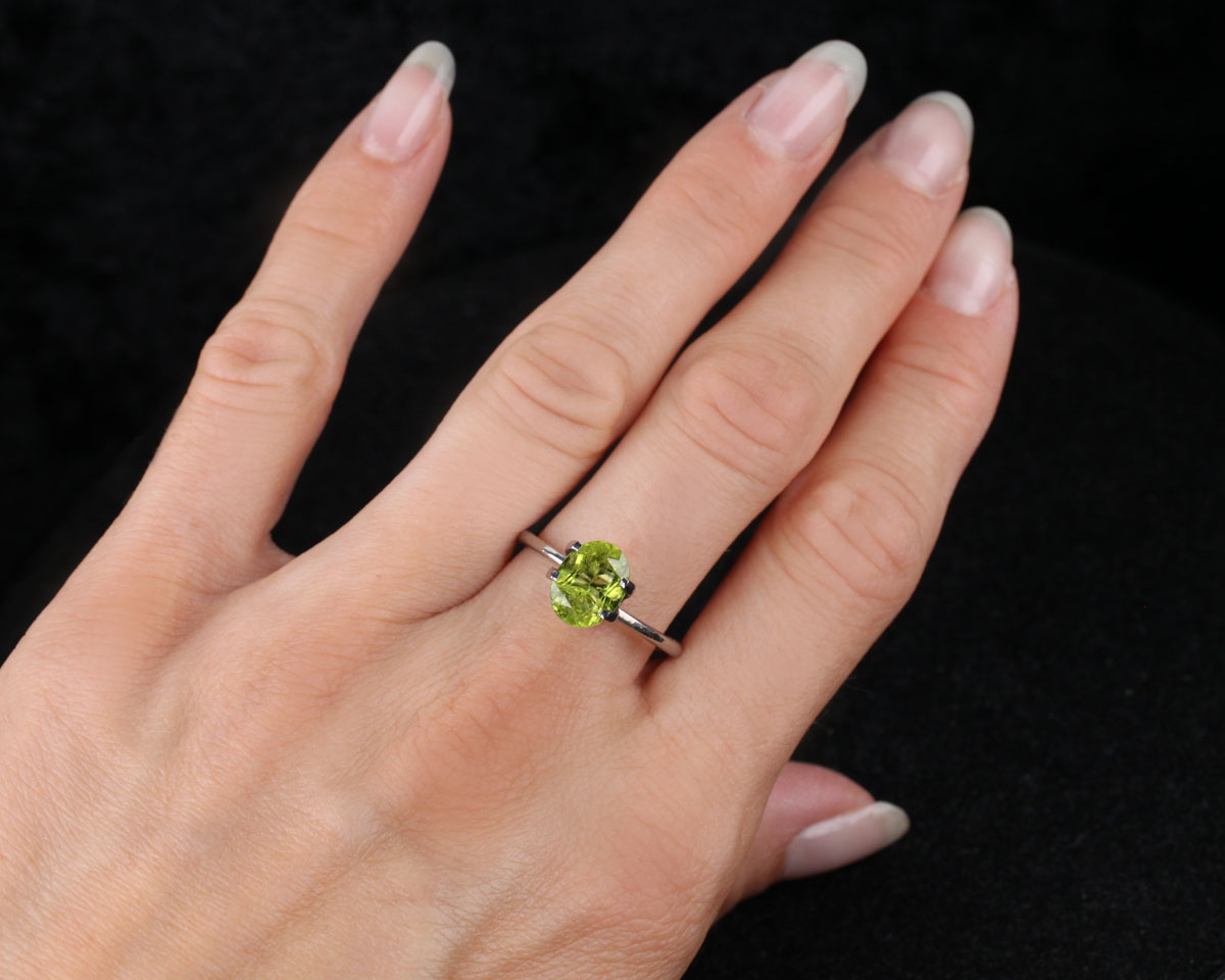 Peridot oval 9 mm 2,1 ct
