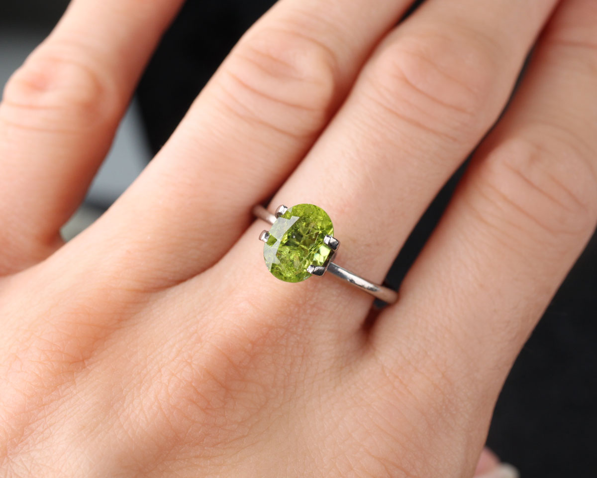 Peridot oval 9 mm 2,1 ct