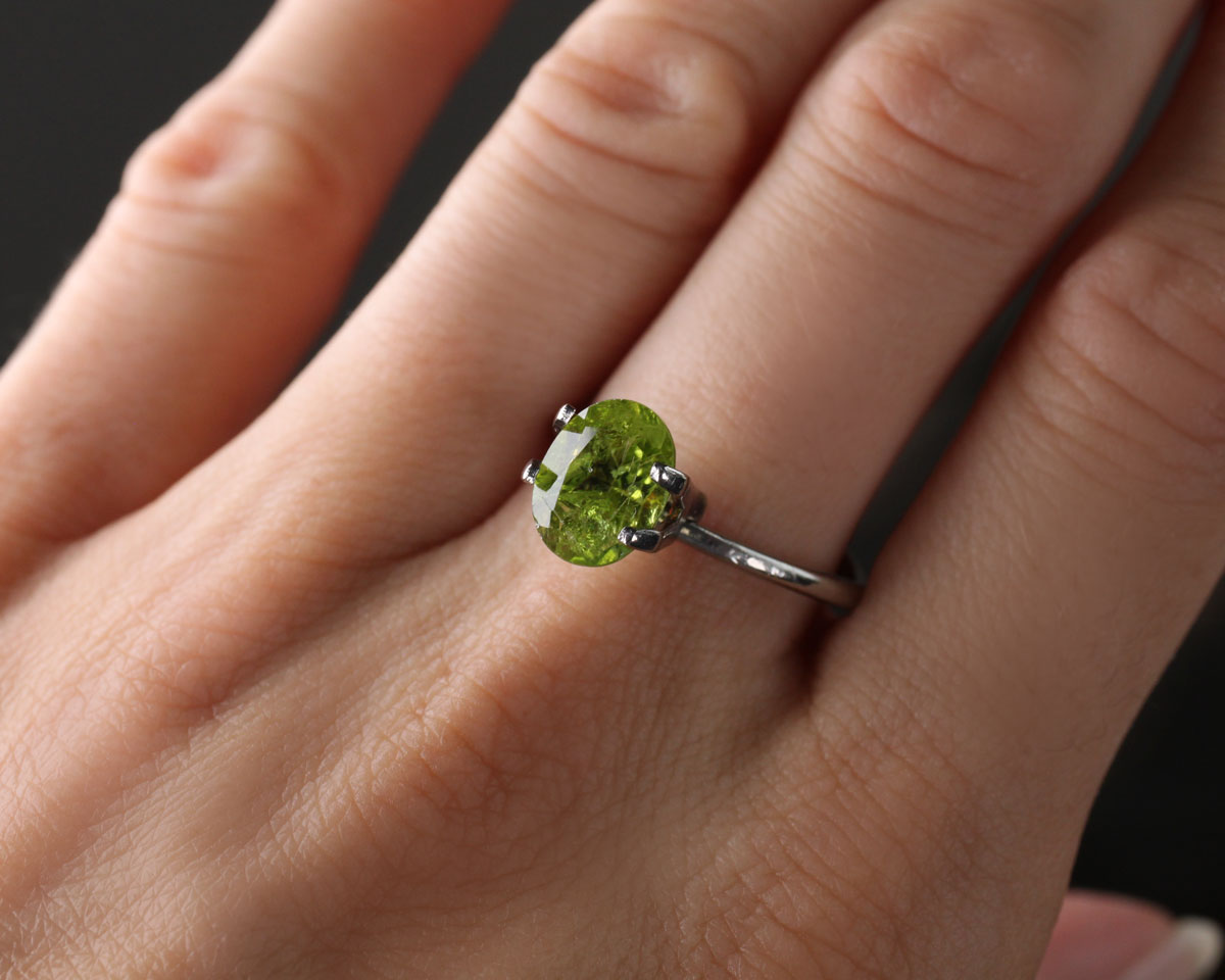 Peridot oval 9 mm 2,1 ct