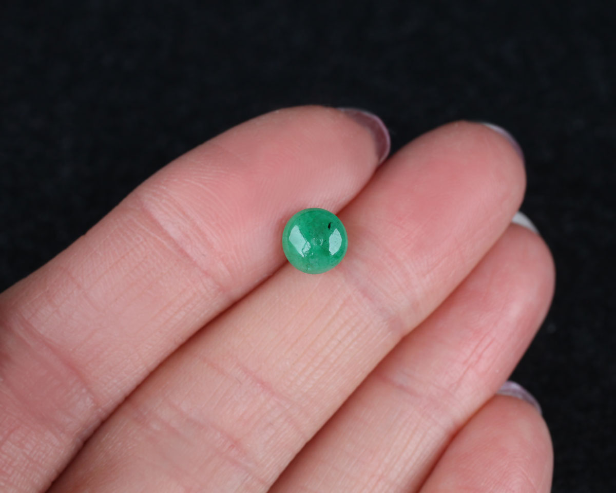 Cabochonslipad Shakiso Smaragd 6,5 mm 1,17 ct