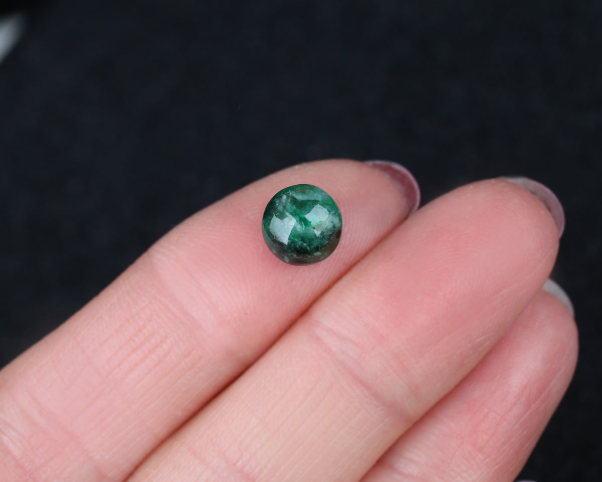 Cabochon cut Shakiso Emerald 7.8 mm 2.1 ct