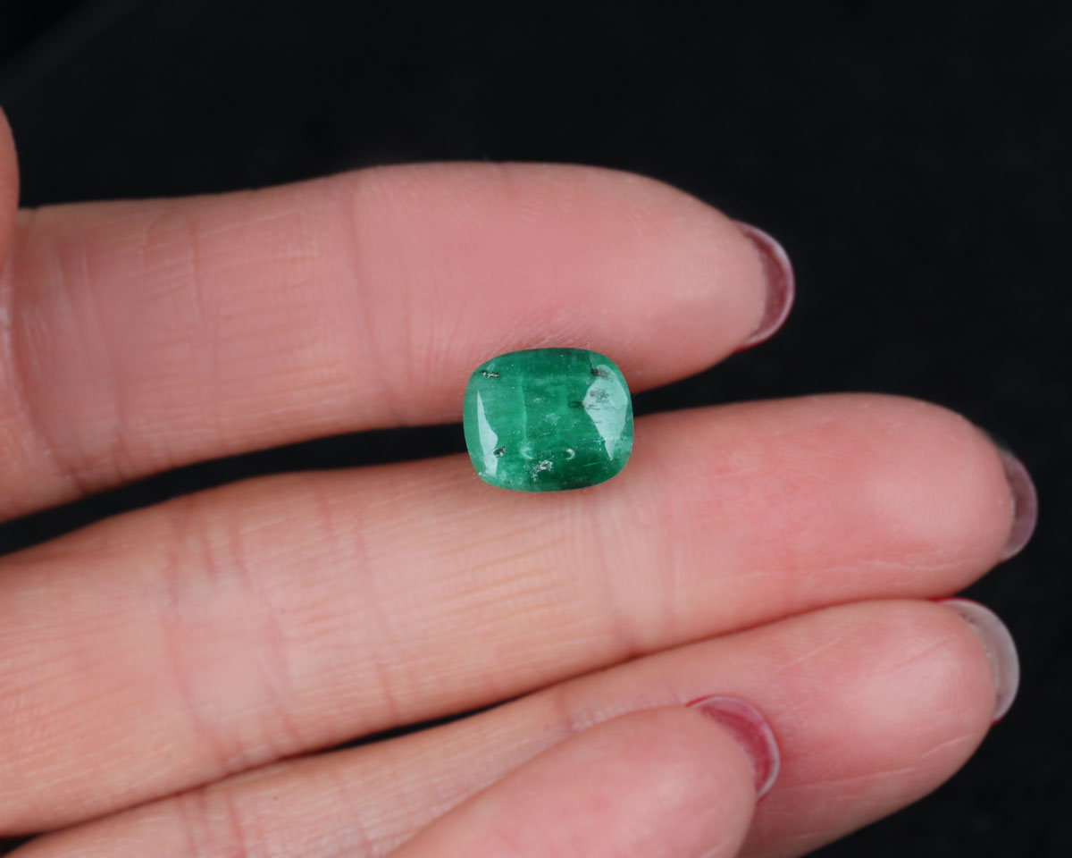 Cabochonslipad Shakiso Smaragd 10 mm 3,65 ct