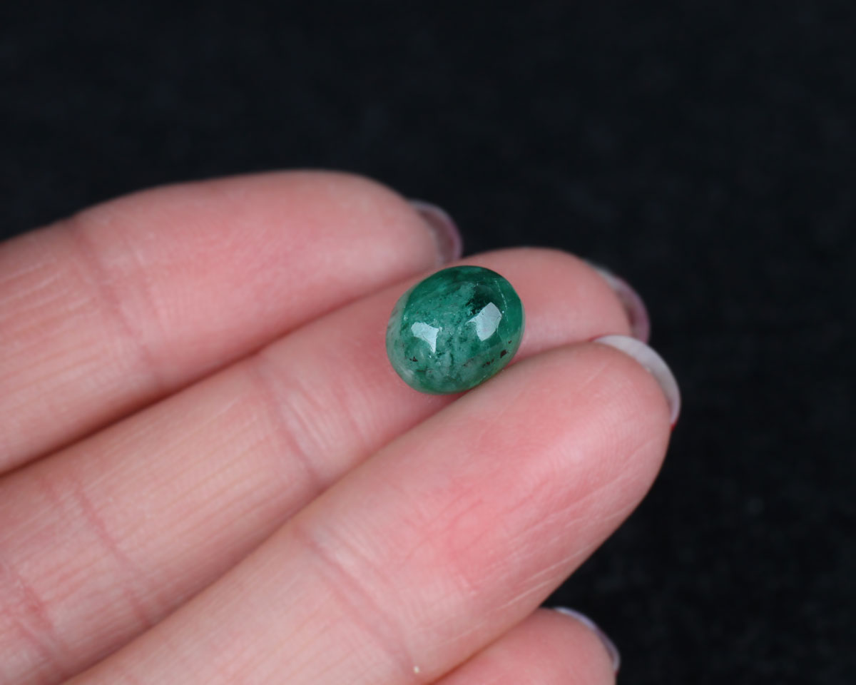 Cabochonslipad Shakiso Smaragd 9,5 mm 3,8 ct