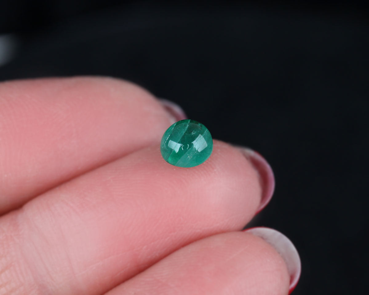 Cabochonslipad Shakiso Smaragd 5,5 mm 0,9 ct