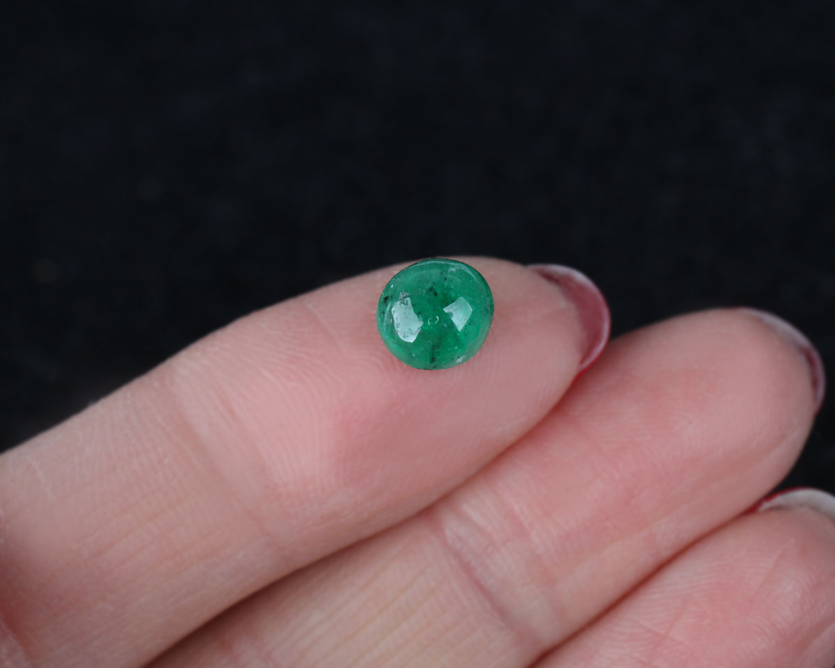 Cabochon cut Shakiso Emerald oval 7.5x6.7 mm 1.78 ct