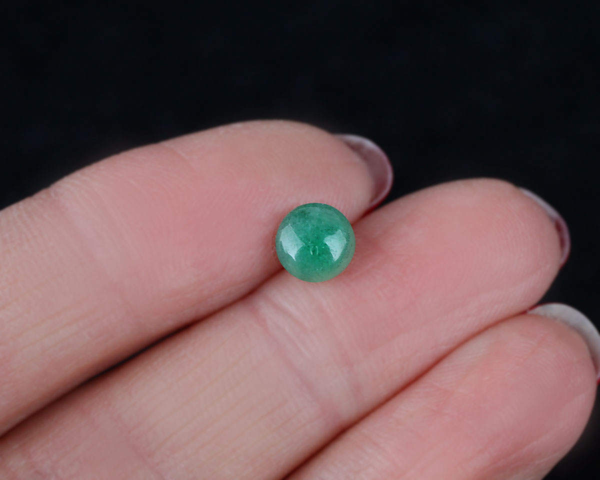 Cabochon cut Shakiso Emerald round 6mm 0.97 ct