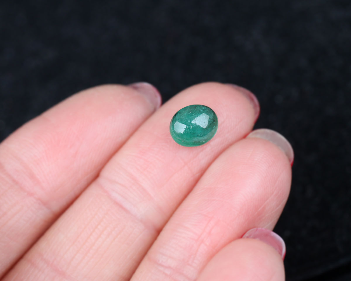 Shakiso Smaragd Cabochon oval 7 mm 1,25 ct