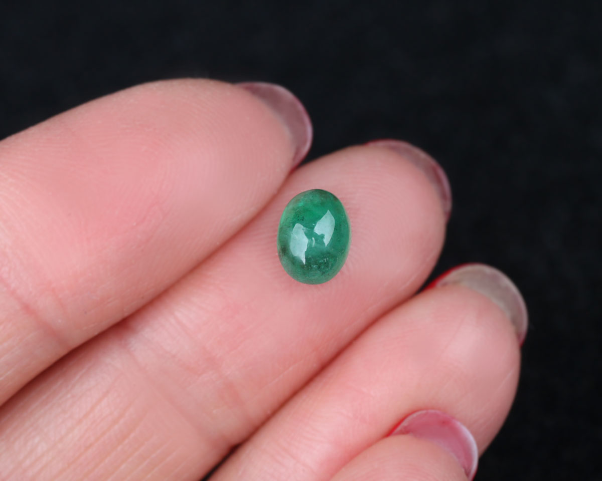 Shakiso Smaragd Cabochon oval 7 mm 1,14 ct
