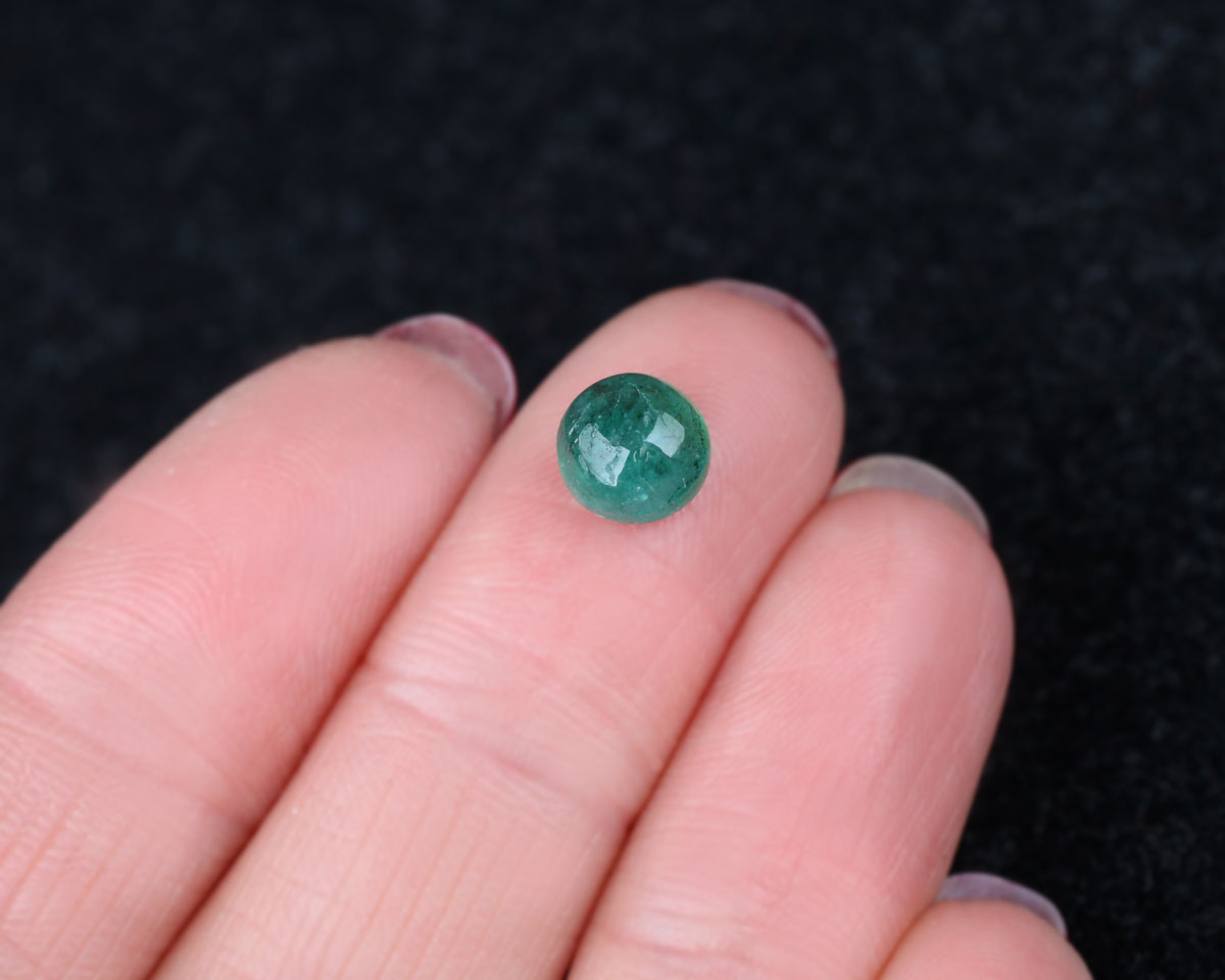 Shakiso Smaragd cabochon rund 1,5 ct