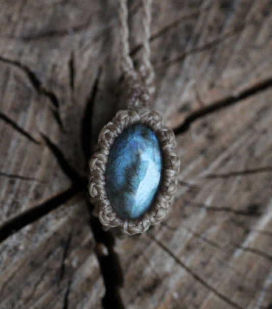 Makrame ovalt labradorithänge