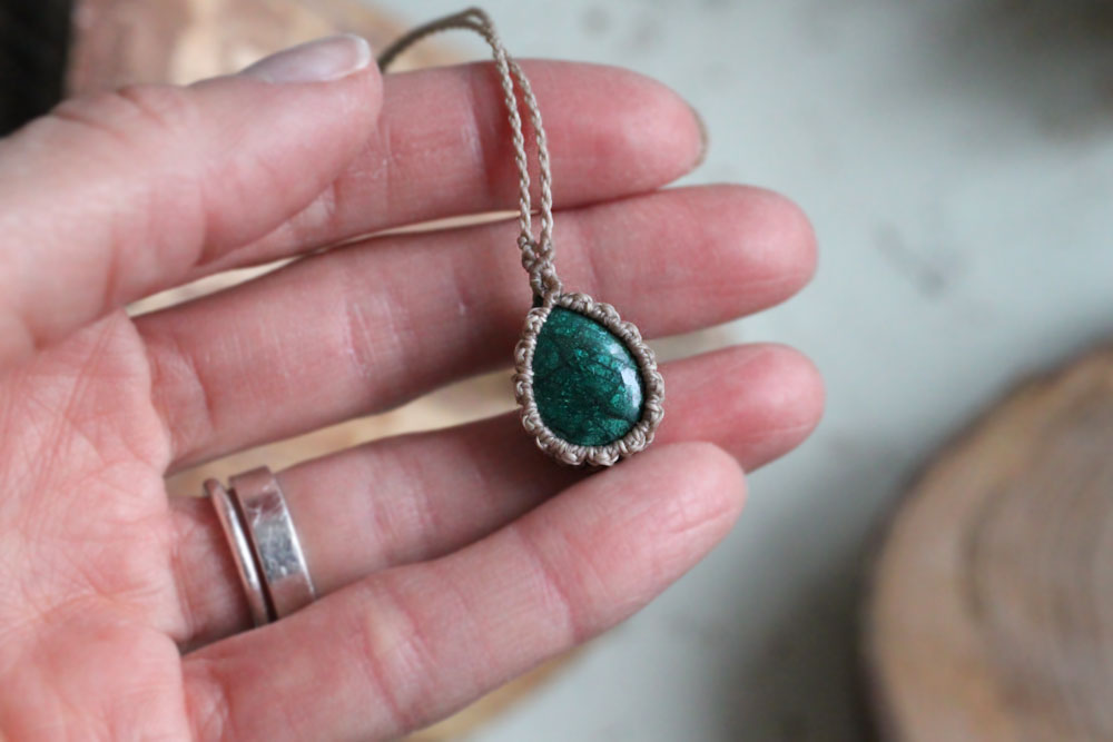 Makrame crysocolla hänge