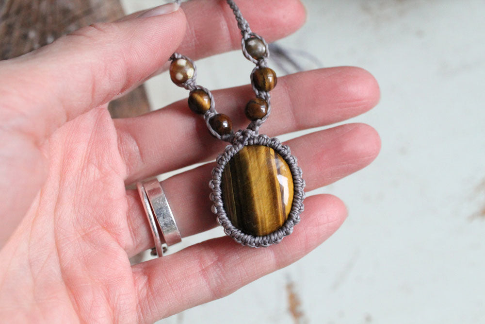 Makrame hänge oval tigeröga