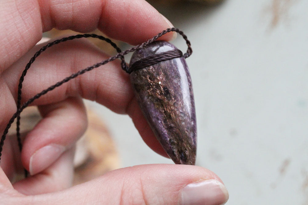 Makrame charoite hänge