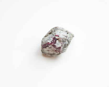 Greenland Ruby Corundum 10.99 g