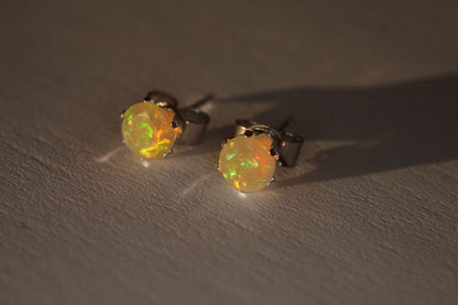 Örhängen med opal, 5 mm