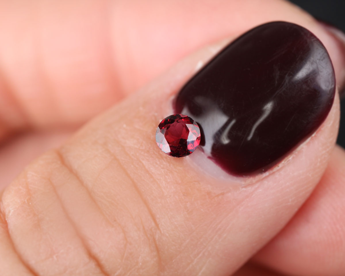 Garnet pyrope round 4mm 0.3 ct