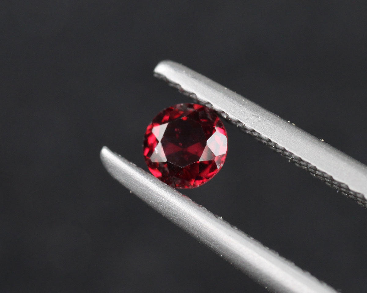 Garnet pyrope round 4mm 0.3 ct