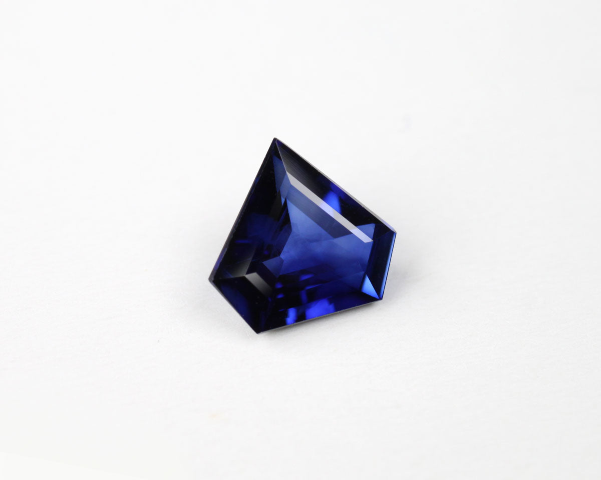 Safir djupblå femkantig sköld 1,36 ct