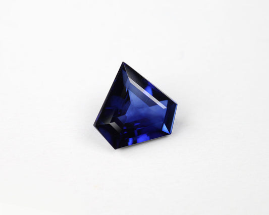 Safir djupblå triangulär 1,36 ct