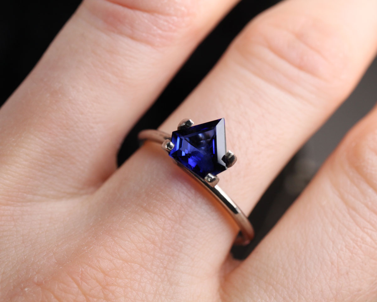 Safir djupblå femkantig sköld 1,36 ct