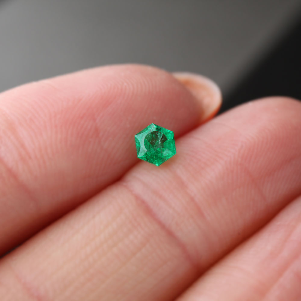Shakiso Emerald radiating hexagon 0.27 ct