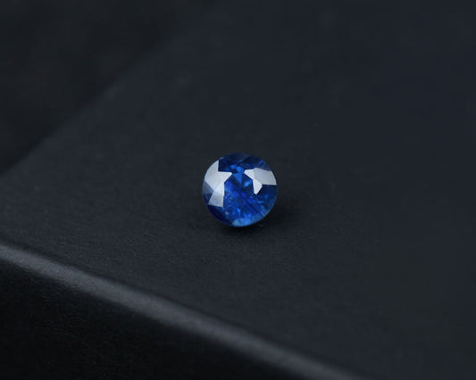 Safir rund blå 4mm 0.45 ct