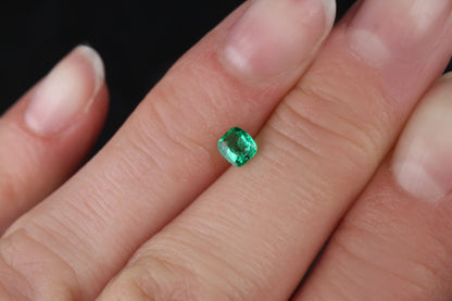 Emerald 4 mm cushion 0.25 ct
