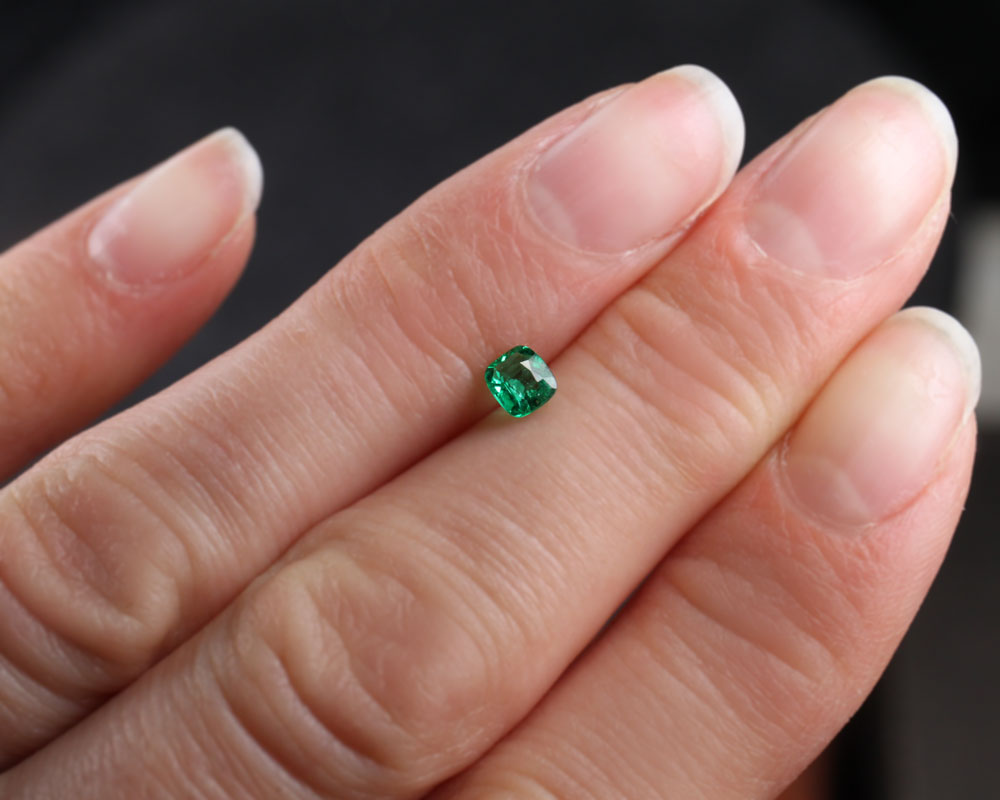 Emerald 4 mm cushion 0.25 ct