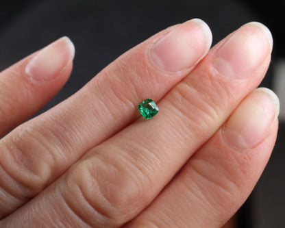 Emerald 4 mm cushion 0.25 ct