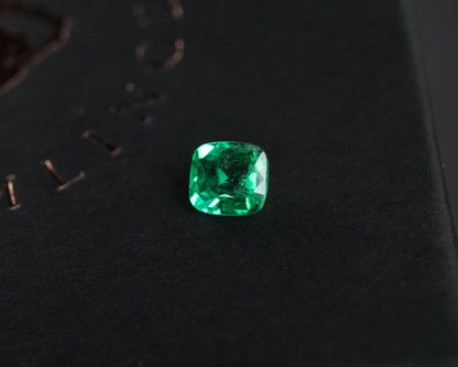 Emerald 4 mm cushion 0.25 ct