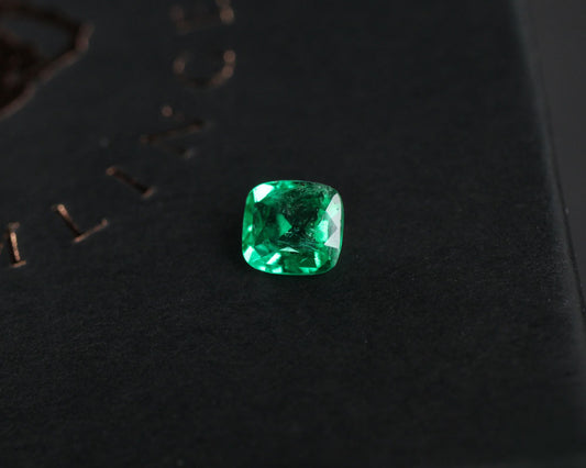 Smaragd 4 mm kuddslipad 0.25 ct