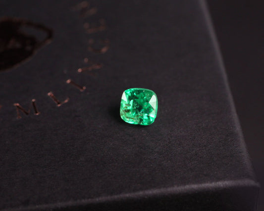 Smaragd 4 mm kuddslipning 0,42 ct