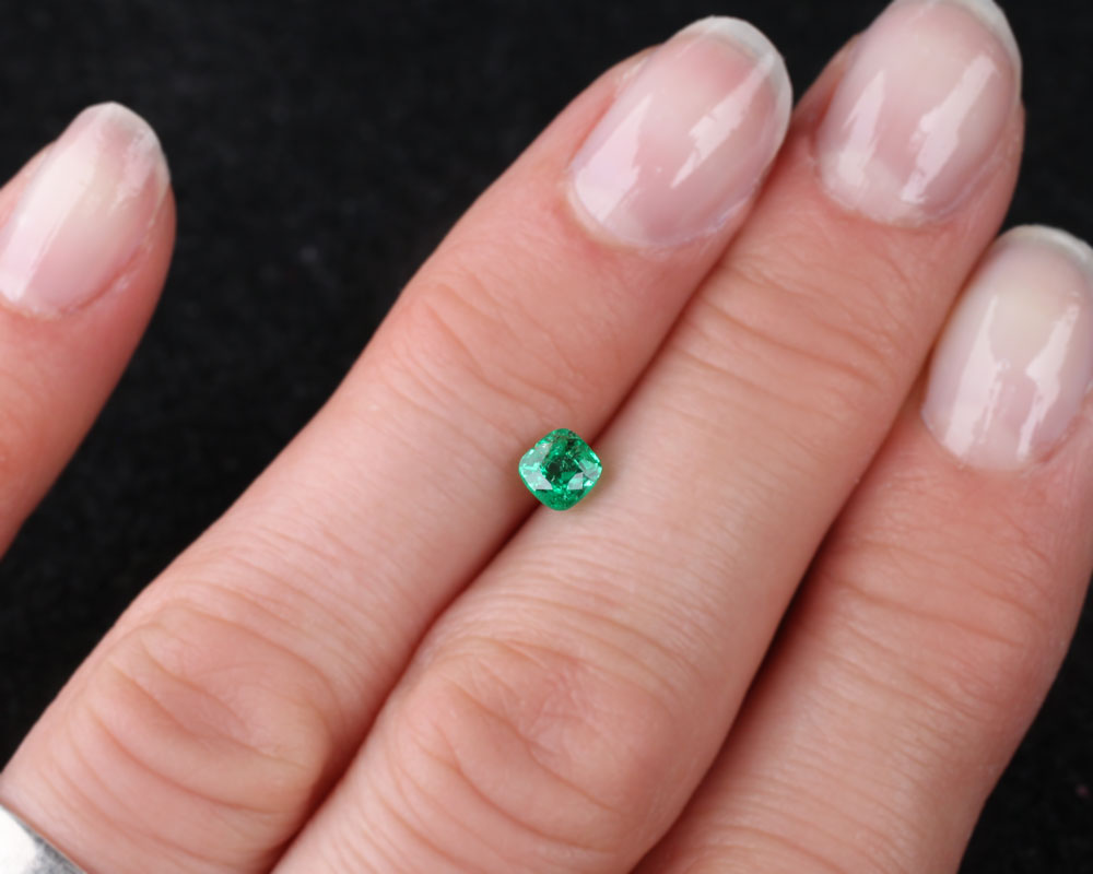 Emerald 4 mm cushion 0.42 ct