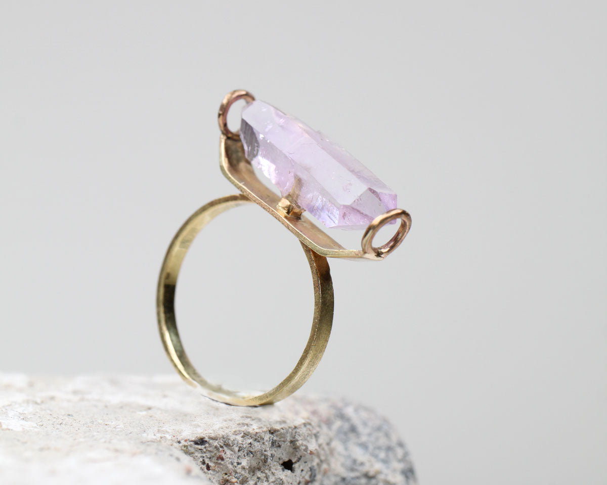 14k guldring med dubbelspets ametist