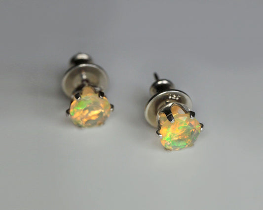 Örhängen med opal, 4 mm