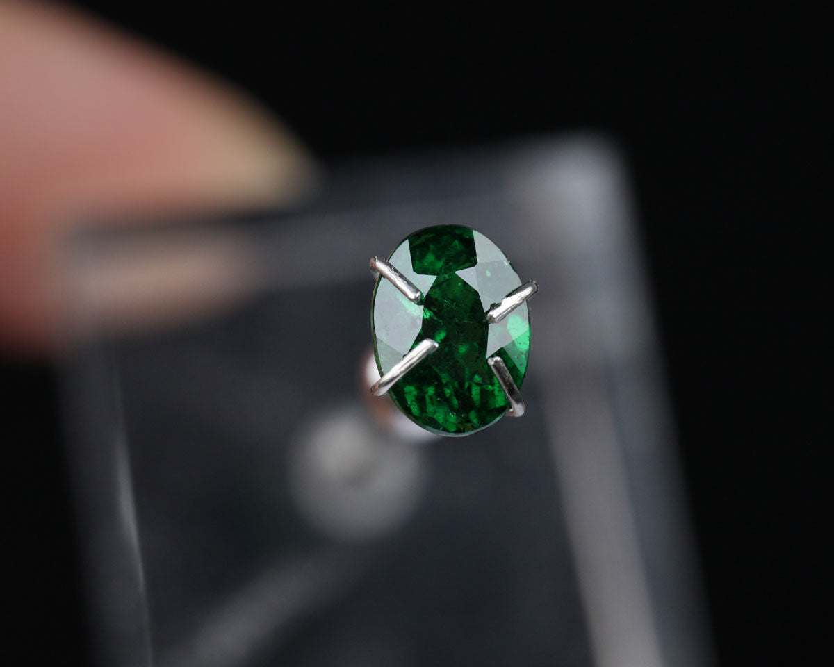 Tsavorite garnet green oval 6 mm 0.78 ct