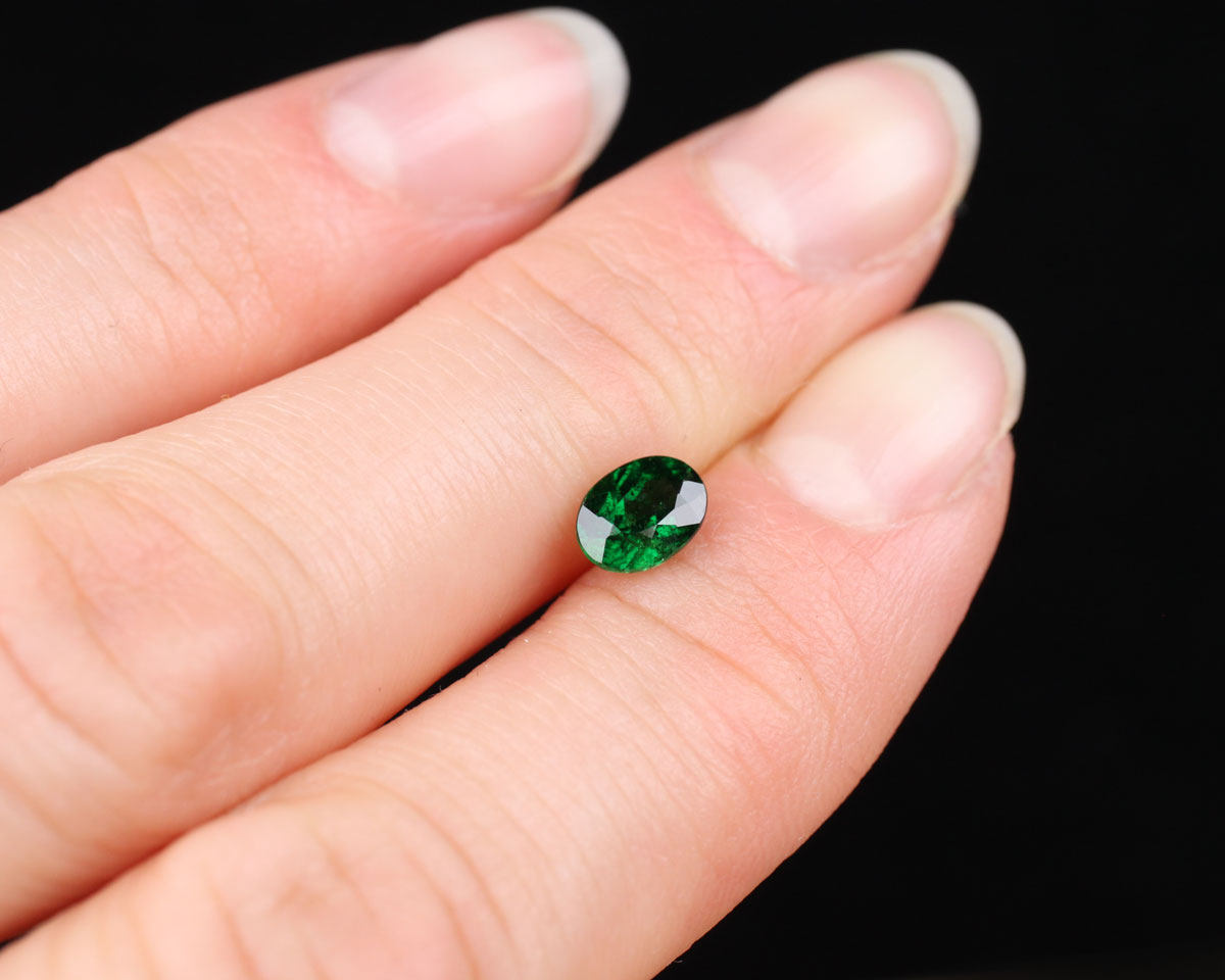 Tsavorite garnet green oval 6 mm 0.78 ct
