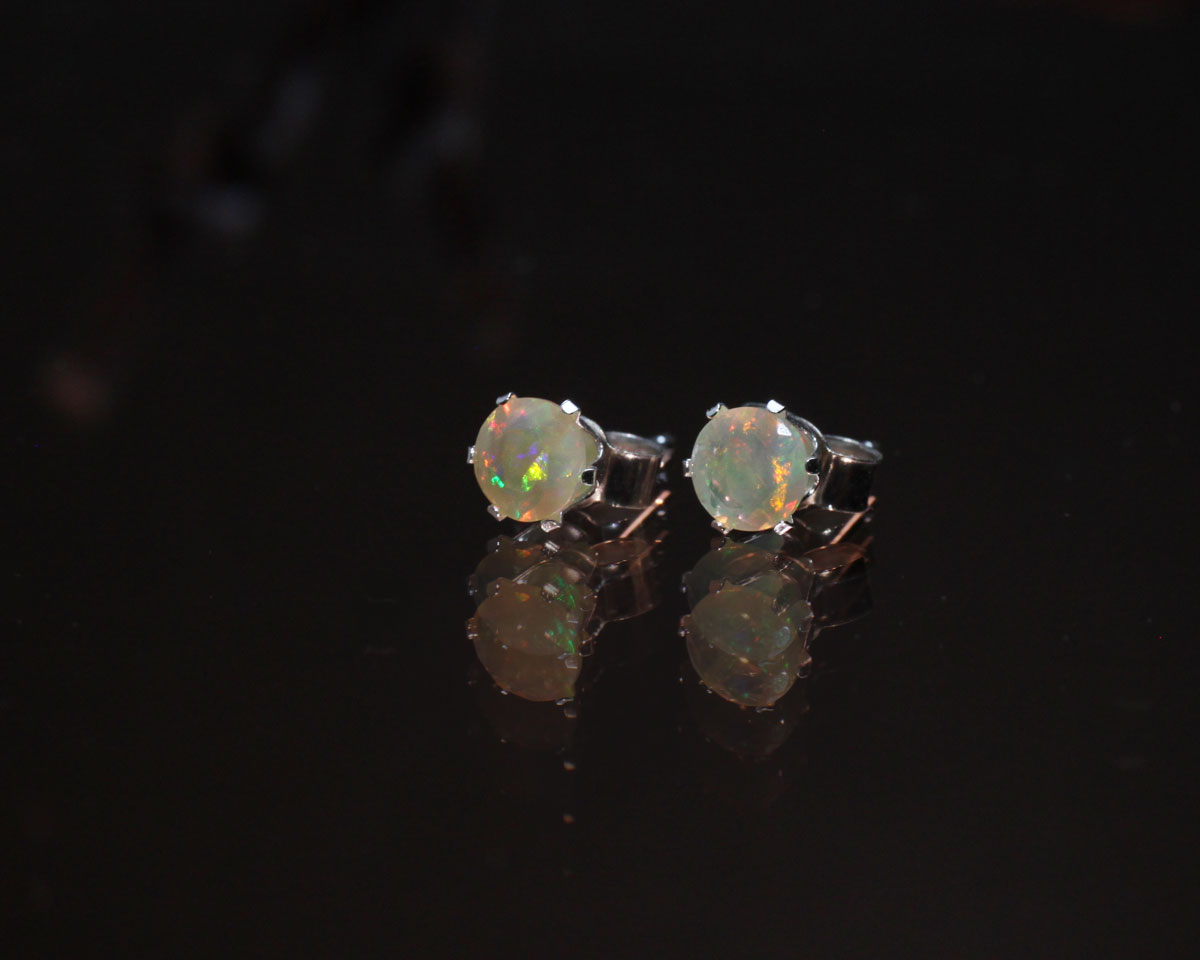 Örhängen med opal, 5 mm