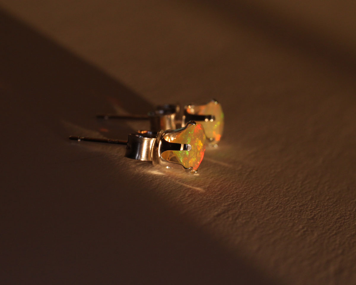 Örhängen med opal, 5 mm