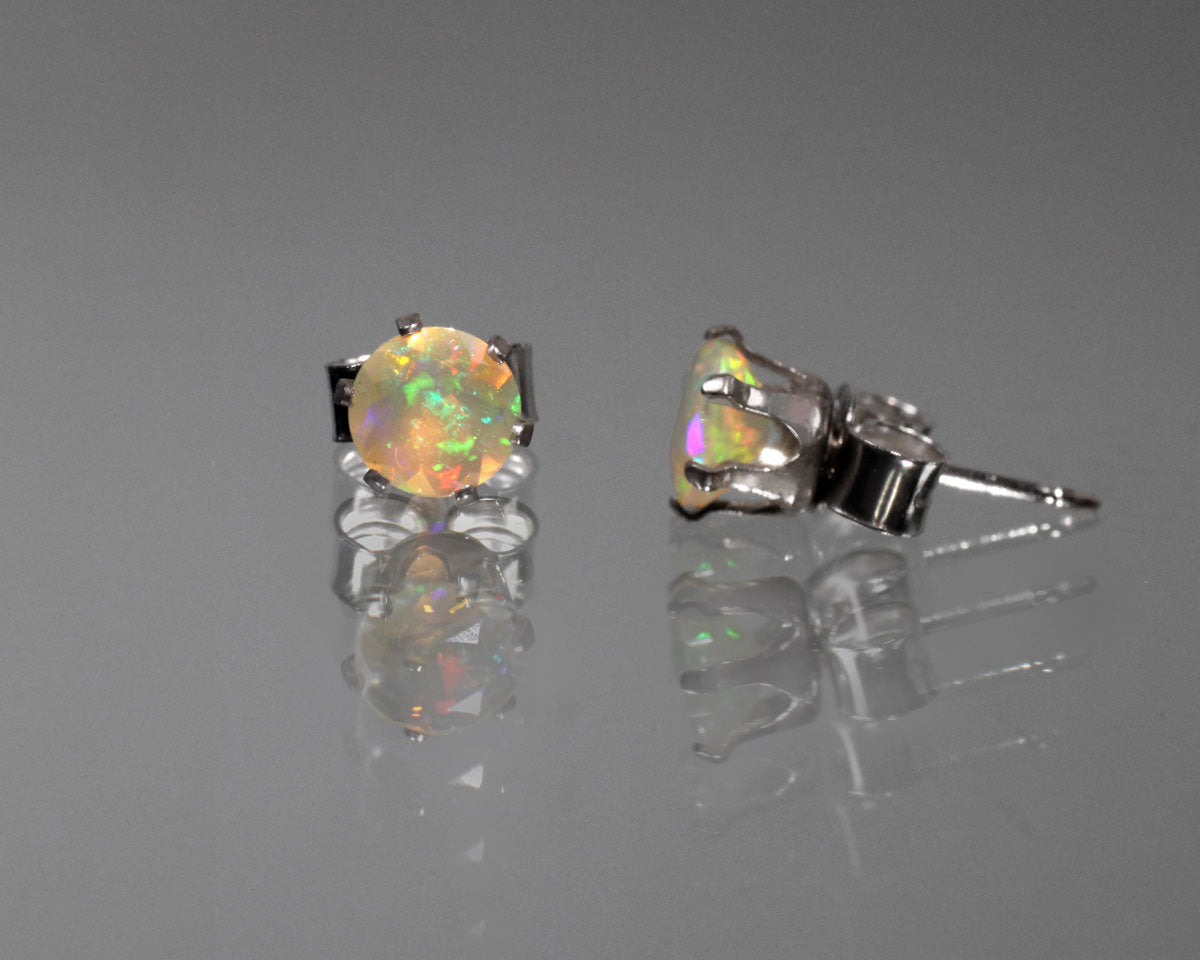Örhängen med opal, 5 mm