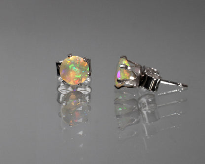 Örhängen med opal, 5 mm