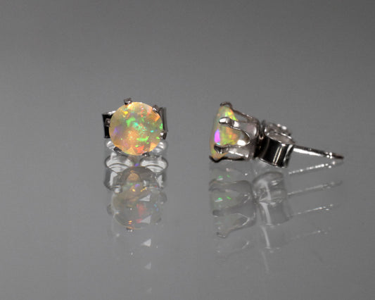 Örhängen med opal, 5 mm