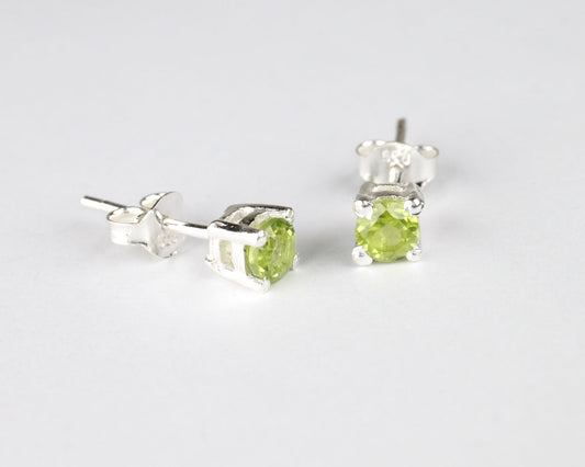 4 mm peridot örhhängen i silver