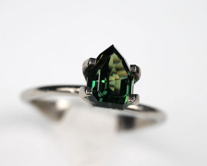 Safir grön sköld 8 mm 1,87 ct