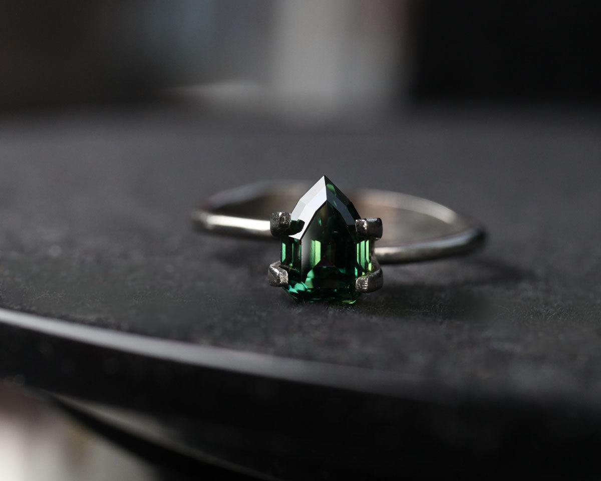 Safir grön sköld 8 mm 1,87 ct