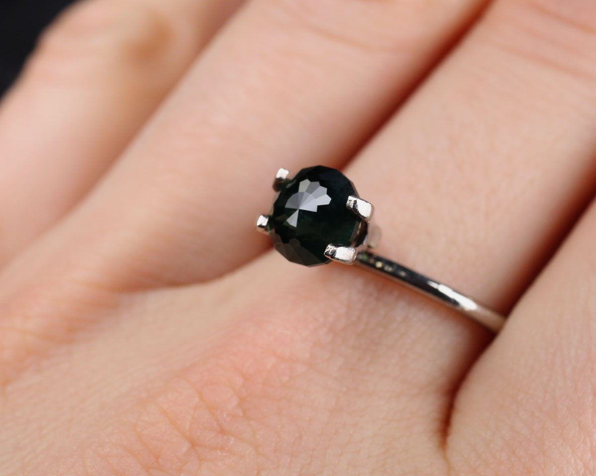 Safir rund grön/blå 2,25 ct 7,1 mm