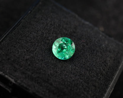 Shakiso Emerald rund 0,61 ct Certifierad